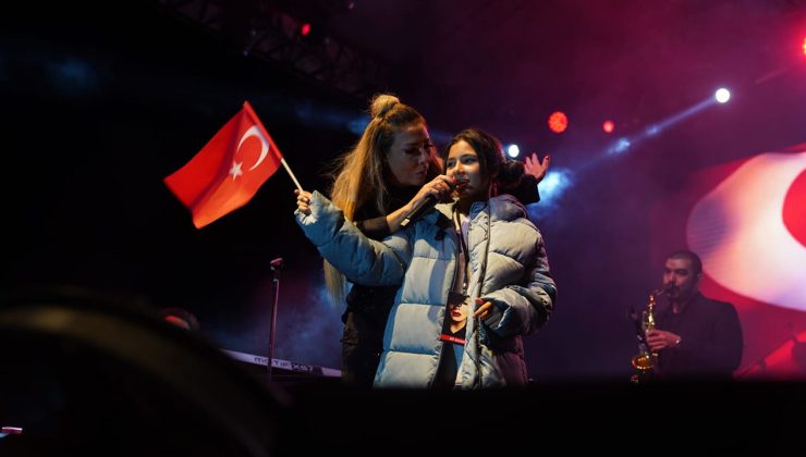 Işın Karaca Cumhuriyet çoşkusunu kızıyla birlikte yaşadı