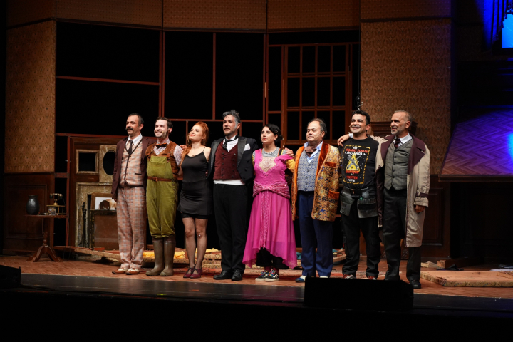 İBB Şehir Tiyatroları’ndan Harbiye’de Kahkaha Dolu Gece: Yoldan Çıkan Oyun